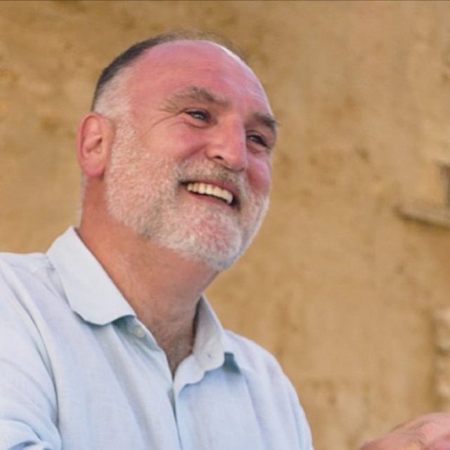¡Orgullo total! 🇪🇸✨ El querido chef asturiano José Andrés ha sido elegido como el Premio Vanity Fair Personaje del Año 2026 🏆.

La prestigiosa revista ha anunciado este merecido reconocimiento destacando no solo su brillante imperio gastronómico y estrellas Michelin, sino su inmensa e incansable labor humanitaria al frente de su ONG @wckitchen, llevando alimento y esperanza a los rincones más complejos del planeta 🌍❤️.

La gran gala de premiación se celebrará el próximo 30 de junio en Madrid, y promete ser una alfombra roja espectacular repleta de celebridades de la moda, el cine y la música 🎶✨. ¡Una noche para celebrar la solidaridad en mayúsculas!

🔗 Tienes todos los detalles sobre la gala y los motivos del premio en el enlace de nuestra biografía.

#JoseAndres #VanityFair #PersonajeDelAño #WorldCentralKitchen #CulturaEspañola #TuCanalMusical #GalaMadrid #Gastronomia #Solidaridad #Premios2026