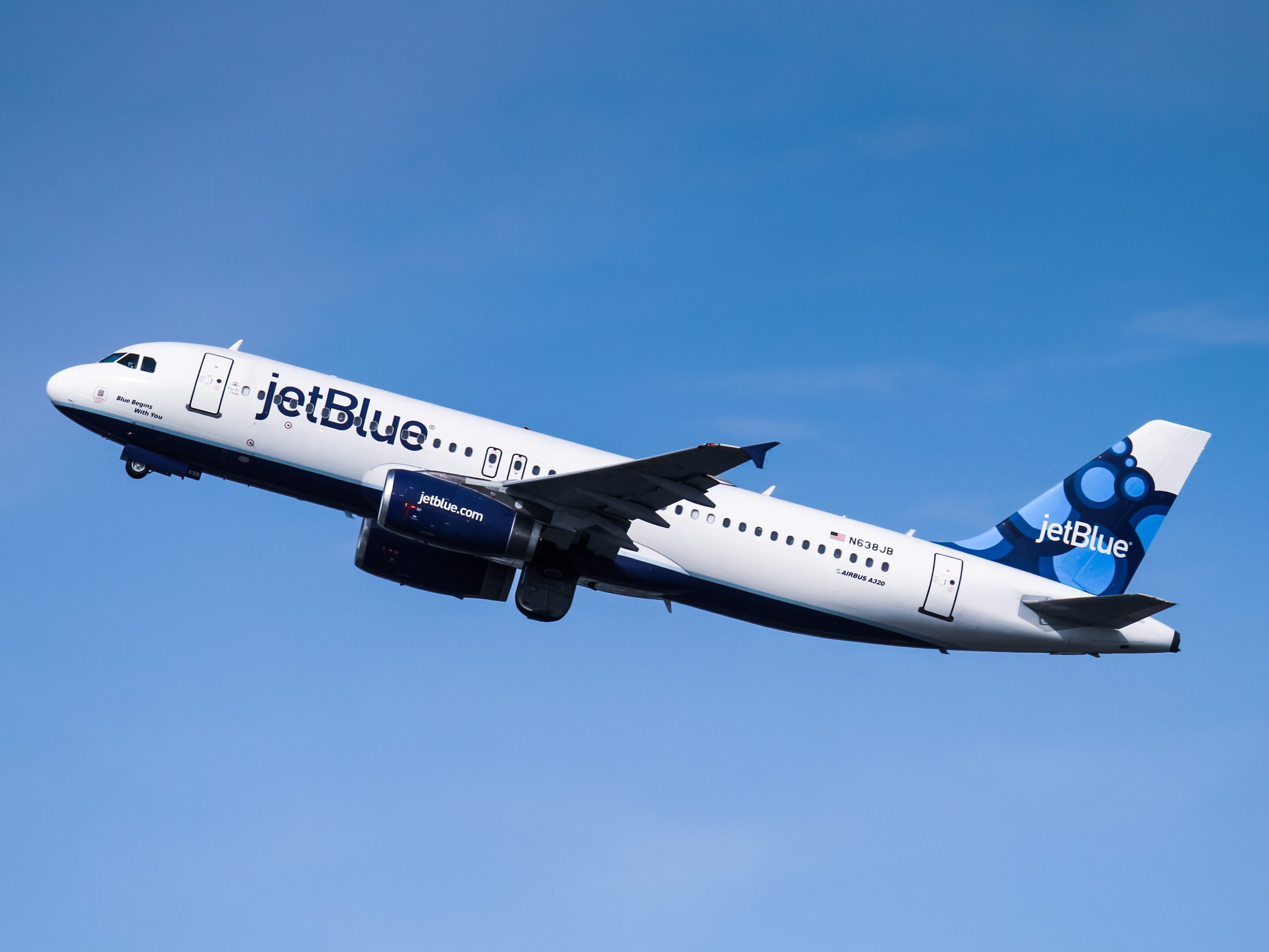 JetBlue ofrece precios dinámicos para el registro de maletas.