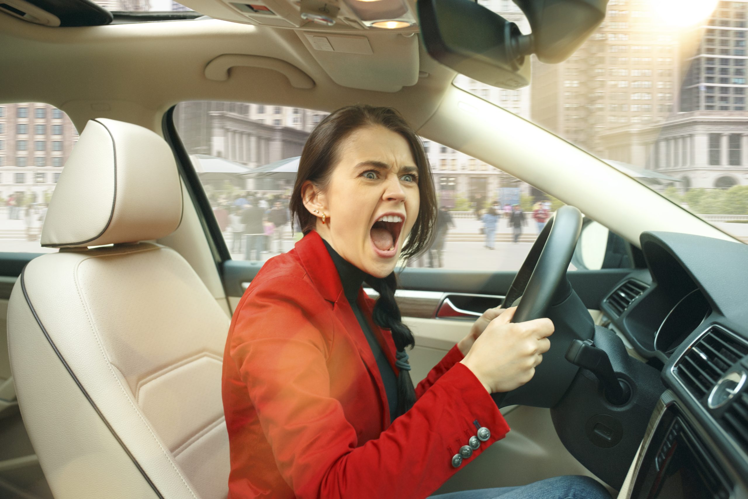 Cómo manejar sus propias emociones en la carretera y tratar con los demás