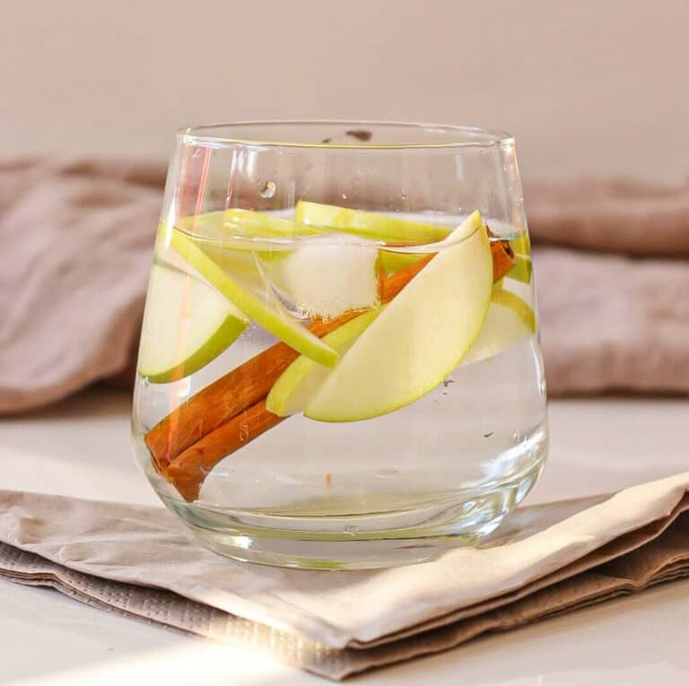 ¿Cuáles son los beneficios de beber agua desintoxicante de manzana y canela?