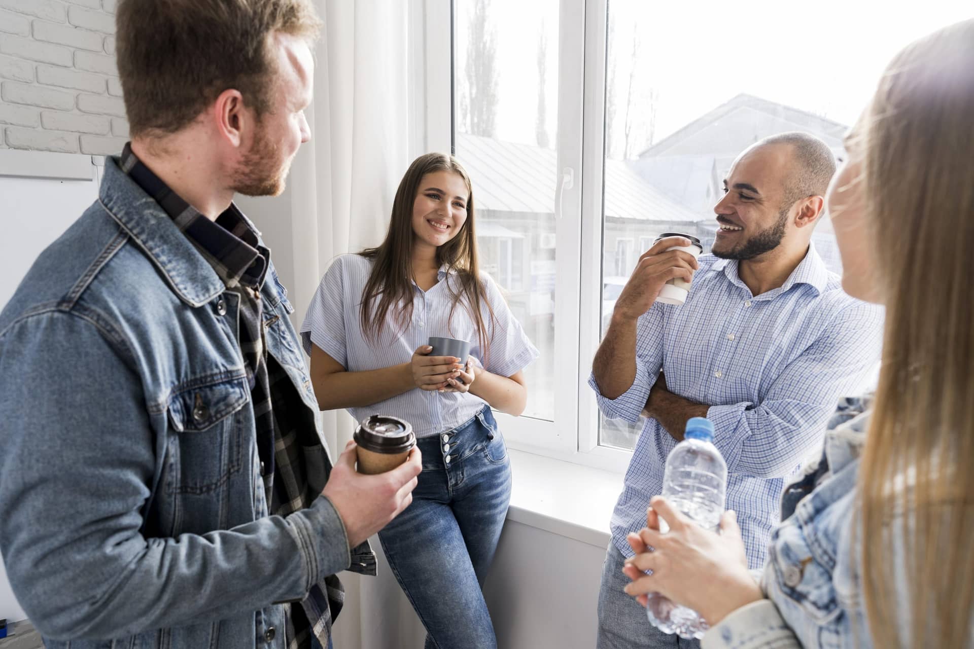 Cómo tener mejores conversaciones con personas que acabas de conocer, según la ciencia