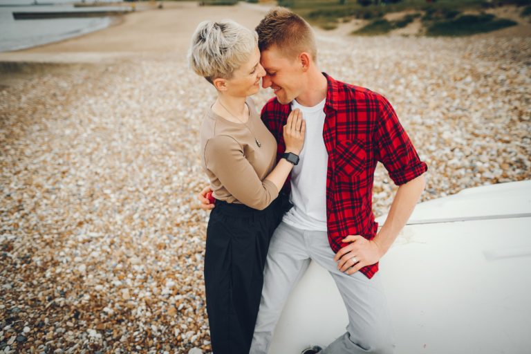 Mujeres de 40 y hombres jóvenes: ¿Por qué el amor ya no tiene edad?