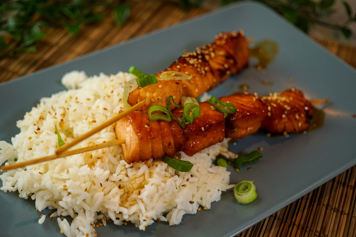 Pollo teriyaki con arroz blanco, sésamo y cebollino