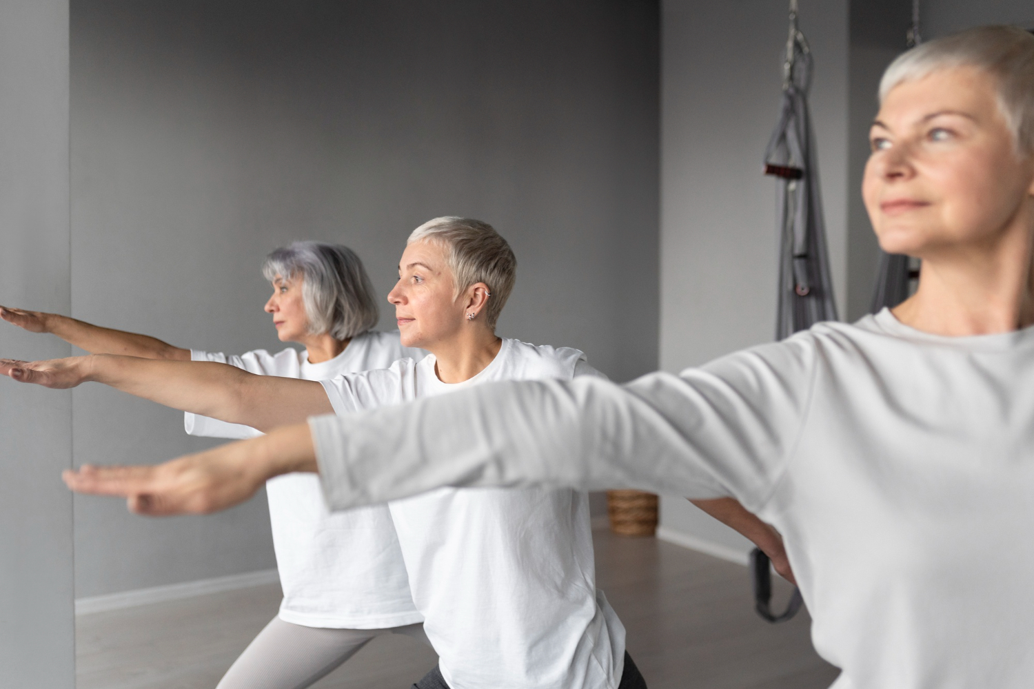 Personas mayores de 60 practicando Tai Chi en un parque para mejorar el equilibrio según estudio de Harvard.