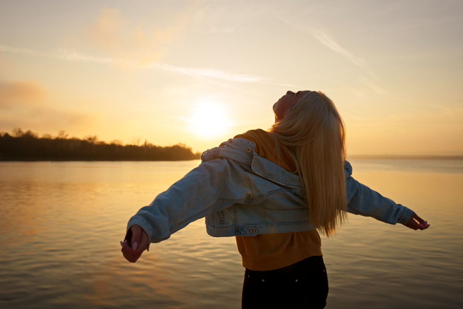 "Mujer Joven Disfrutando de un Momento de Atención Plena (Mindfulness) Frente al Mar"