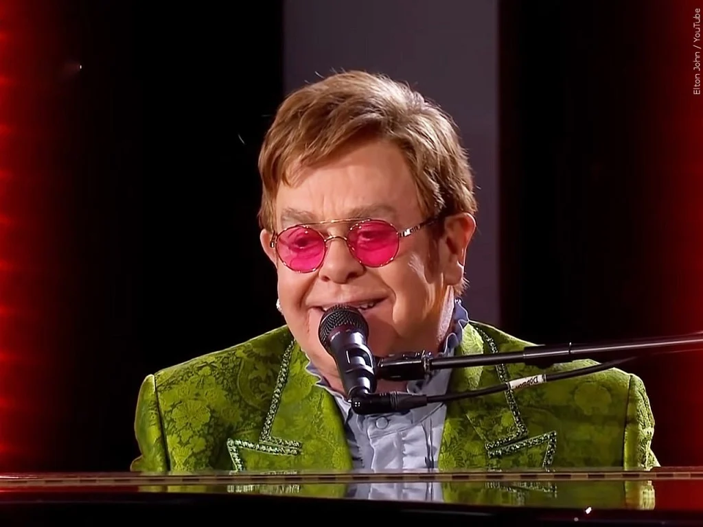Interpretación artística de Elton John tocando el piano, fusionando su estilo clásico con estética digital moderna