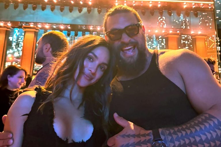 Adria Arjona acompaña a Jason Momoa en el debut de su banda en Hawái: Una noche de rock y "Ohana"