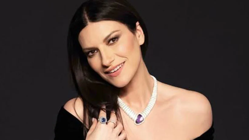 Retrato profesional de Laura Pausini para el lanzamiento de sus álbumes Yo Canto 2 e Io Canto 2.