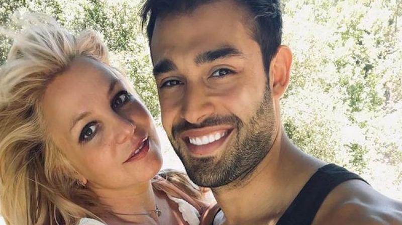 Sam Asghari y Britney Spears juntos en un evento público