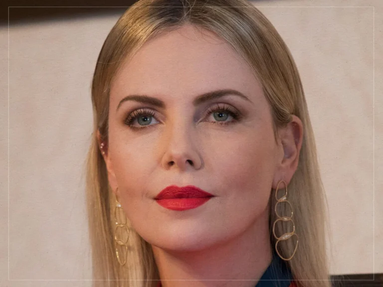Charlize Theron entrevista The New York Times sobre su familia.