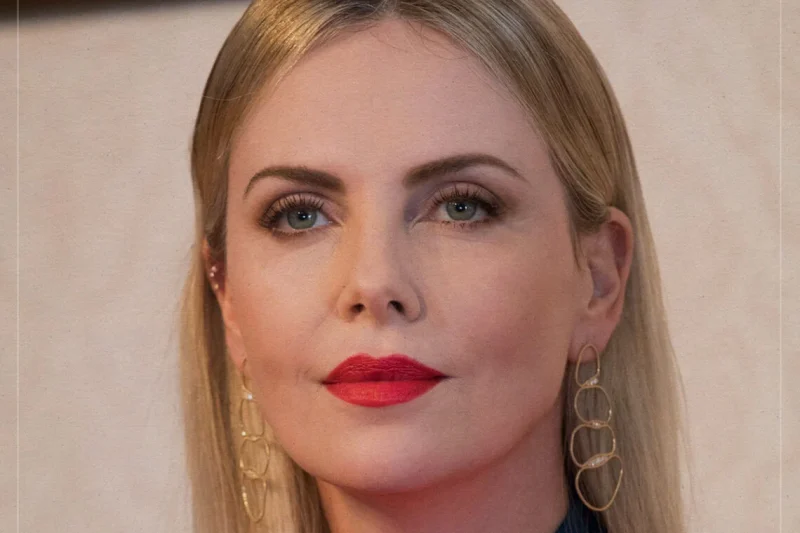 Charlize Theron entrevista The New York Times sobre su familia.