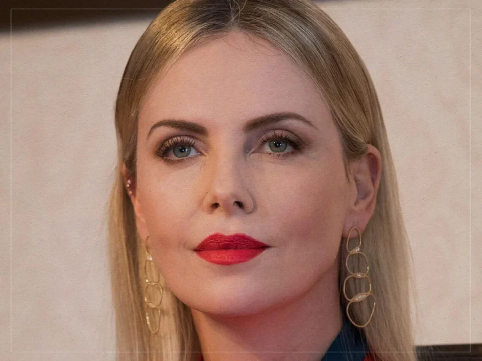 Charlize Theron entrevista The New York Times sobre su familia.