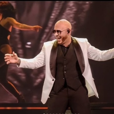 ¡HISTÓRICO, PHENOMENAL Y ABSOLUTAMENTE LOCO! 🤯🧑‍🦲

¿Te imaginas un concierto con más de 22,000 calvos? Pues "Mr. Worldwide" lo hizo realidad en Londres. Pitbull acaba de romper un Récord Guinness oficial durante su presentación en el BST Hyde Park. 🏆🇬🇧

Un total de 22,141 fanáticos se pusieron calvas de látex, gafas oscuras y trajes para unirse al ya viral movimiento "Bald E", logrando la mayor concentración de personas con calvas artificiales en el mundo. ¡El récord fue certificado en pleno concierto!

Actualmente, el "I'm Back Tour" de Pitbull ya suma más de 2 millones de boletos vendidos. ¡El rey de las fiestas no para! 🚀

🔗 ¿Quieres ver todos los detalles y fotos de esta locura? Corre al enlace de nuestra biografía o entra a tucanalmusical.com

💬 ¡Queremos saber! ¿Te habrías puesto la calva de látex para apoyar a Mr. Worldwide? 👇 Te leemos en los comentarios.

#Pitbull #MrWorldwide #GuinnessWorldRecords #BSTHydePark #BaldE #RecordsGuinness #Musica #Conciertos #TuCanalMusical #Viral