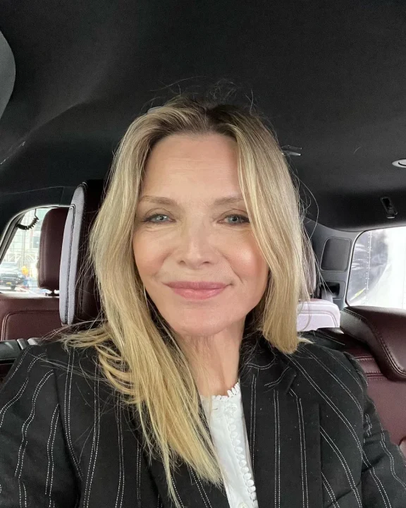 Michelle Pfeiffer celebrando sus 68 años con un estilo elegante.
