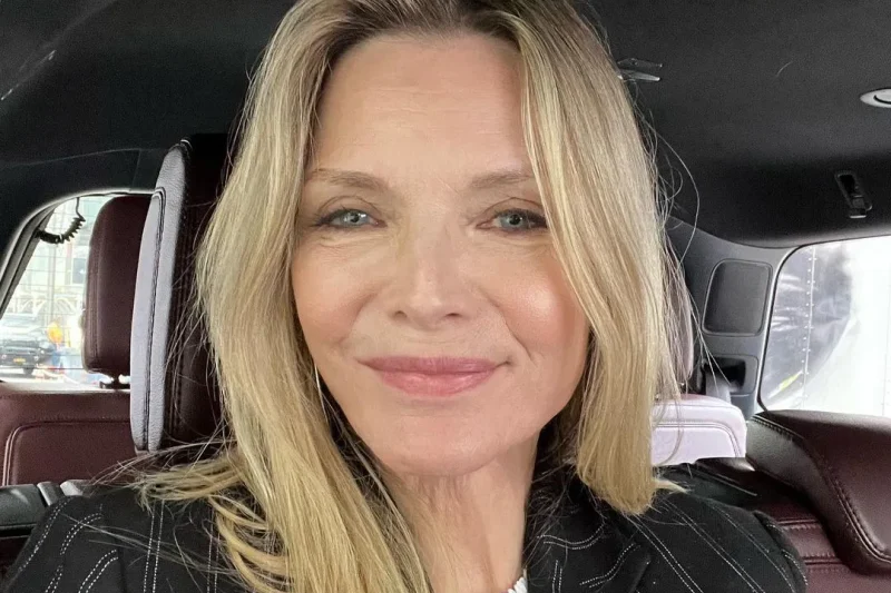 Michelle Pfeiffer celebrando sus 68 años con un estilo elegante.