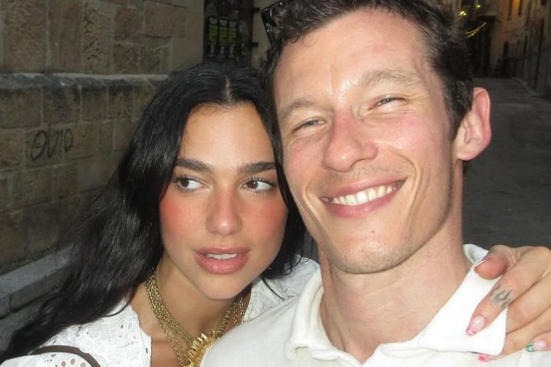 Una selfi cercana de Dua Lipa y Callum Turner abrazados y sonriendo dias antes de la boda sorpresa
