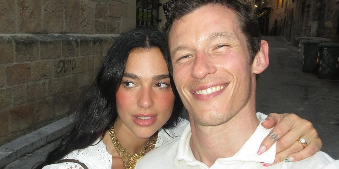 Una selfi cercana de Dua Lipa y Callum Turner abrazados y sonriendo dias antes de la boda sorpresa